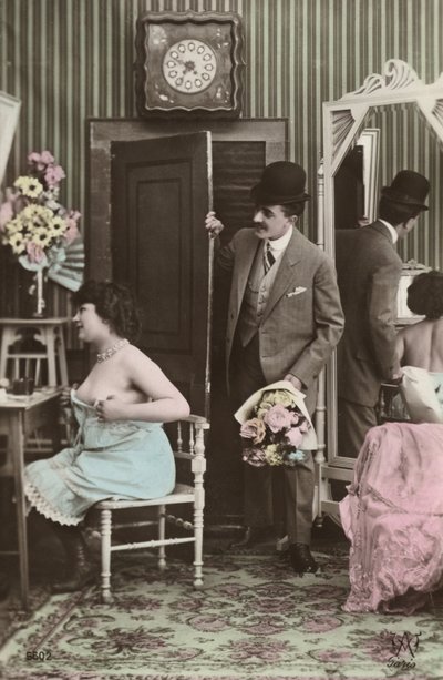Hombre trayendo un ramo a una mujer que se viste de French Photographer